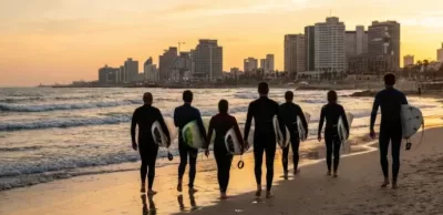 גולשים מבוגרים על החוף